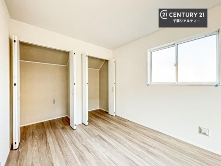 �q������ ���[�X�y�[�X���������Ă���A�ߗނ₨������A�w�p�i�Ȃǂ��������萮���ł��܂��B���������L���g���邽�߁A���K�Ő������Z��Ԃ��������܂��B