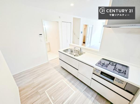 �L�b�`�� ��l�C�̑Ζʎ��V�X�e���L�b�`�����̗p���Ă��܂��I���Ƒ��̃R�~���j�P�[�V���������R�Ƒ�����݌v�ł��B
���q�l�ɂ��ڂ��͂��̂Ŋ������ł��ˁI�L�X�g���ĉ��K�ō�Ƃ��i�݂܂��B