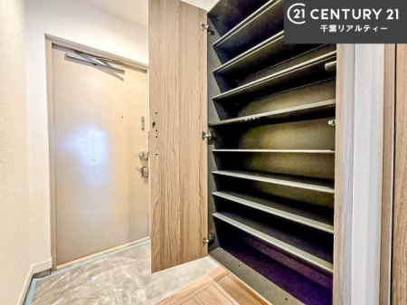 ���� �V���[�Y�{�b�N�X�t���B���ւ��Еt�����|�������₷���ł��I
�X�b�L���������ւŌ˂��J�����u�ԁA�������̂���S�n������Ԃ��o�}���Ă���܂��B