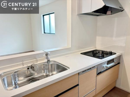 �L�b�`�� ��l�C�̑Ζʎ��V�X�e���L�b�`�����̗p���Ă��܂��I���Ƒ��̃R�~���j�P�[�V���������R�Ƒ�����݌v�ł��B
���q�l�ɂ��ڂ��͂��̂Ŋ������ł��ˁI�L�X�g���ĉ��K�ō�Ƃ��i�݂܂��B