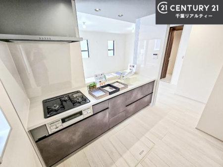 �L�b�`�� ��Ƃ肠�钲���X�y�[�X�ō�Ƃ����₷�����K�ȃL�b�`���ł��I
���q�l�ƈꏏ�ɂ��َq������y���߂�L�X�X�y�[�X�ł��B�y�����������ԂɂȂ肻���ł��ˁI