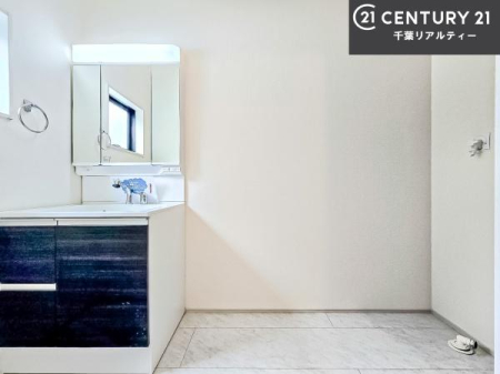 ���ʑ�E���ʏ� �O�ʋ��d�l�̐��ʏ��́A�g�����Ȃ݂����₷������I���͎��[�ɂȂ��Ă��܂��B�h���C���[�₨���ϓ����Еt������̂Ő��ʑ������X�b�L���ƌ����邱�Ƃ��o���܂��I