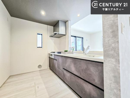 �L�b�`�� ��l�C�̑Ζʎ��V�X�e���L�b�`�����̗p���Ă��܂��I���Ƒ��̃R�~���j�P�[�V���������R�Ƒ�����݌v�ł��B
���q�l�ɂ��ڂ��͂��̂Ŋ������ł��ˁB���[�͂�����܂��I