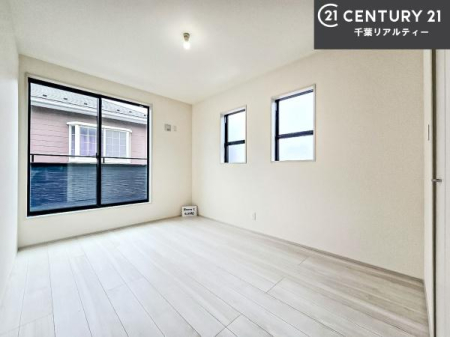 �m�� �o���R�j�[�ɖʂ����m���́A�����Ղ�̗z���ƊJ�����Ɍb�܂�A�S�n�悭�߂�������K�ȋ�Ԃł��B