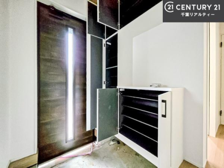 ���� �V���[�Y�{�b�N�X�t���B���ւ��Еt�����|�������₷���ł��I
�X�b�L���������ւŌ˂��J�����u�ԁA�������̂���S�n������Ԃ��o�}���Ă���܂��B