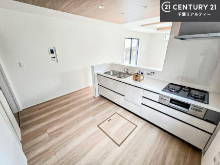 �L�b�`�� ��Ƃ肠�钲���X�y�[�X�ō�Ƃ����₷�����K�ȃL�b�`���ł��I
���q�l�ƈꏏ�ɂ��َq������y���߂�L�X�X�y�[�X�ł��B�y�����������ԂɂȂ肻���ł��ˁI