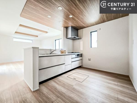 �L�b�`�� ��l�C�̑Ζʎ��V�X�e���L�b�`�����̗p���Ă��܂��I���Ƒ��̃R�~���j�P�[�V���������R�Ƒ�����݌v�ł��B
���q�l�ɂ��ڂ��͂��̂Ŋ������ł��ˁB���[�͂�����܂��I