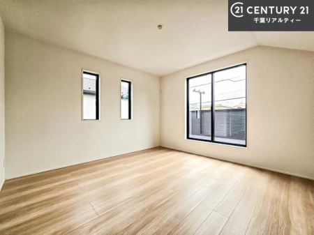 �m�� �o���R�j�[�ɖʂ����m���́A�����Ղ�̗z���ƊJ�����Ɍb�܂�A�S�n�悭�߂�������K�ȋ�Ԃł��B