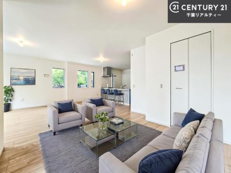 ���r���O �Ƌ�́ACG�p�[�X�ł��B��؂ȉƑ����W�܂邩�炱��LDK�ɂ͂�����肽���B
�q�����������C�ɏ΂��Ȃ��瑖�����Ă���p�����������u�L���Ƃɂ��ėǂ������v�Ǝv���u�Ԃł��B