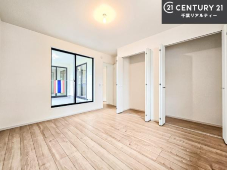 �m�� �o���R�j�[�ɖʂ����m���́A�����Ղ�̗z���ƊJ�����Ɍb�܂�A�S�n�悭�߂�������K�ȋ�Ԃł��B