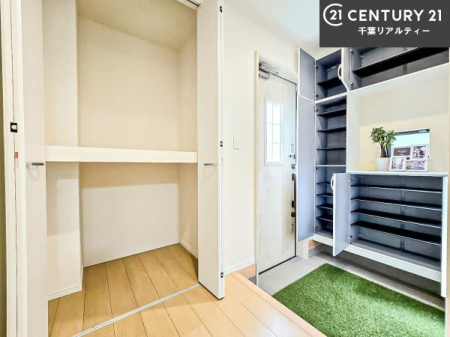 ���� �V���[�Y�{�b�N�X�t���B���ւ��Еt�����|�������₷���ł��I
�X�b�L���������ւŌ˂��J�����u�ԁA�������̂���S�n������Ԃ��o�}���Ă���܂��B