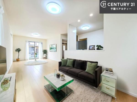 ���r���O �Ƌ�́ACG�p�[�X�ł��B��؂ȉƑ����W�܂邩�炱��LDK�ɂ͂�����肽���B
�q�����������C�ɏ΂��Ȃ��瑖�����Ă���p�����������u�L���Ƃɂ��ėǂ������v�Ǝv���u�Ԃł��B