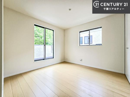 �m�� �o���R�j�[�ɖʂ����m���́A�����Ղ�̗z���ƊJ�����Ɍb�܂�A�S�n�悭�߂�������K�ȋ�Ԃł��B