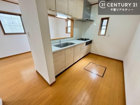 �L�b�`�� ��Ƃ肠�钲���X�y�[�X�ō�Ƃ����₷�����K�ȃL�b�`���ł��I
���q�l�ƈꏏ�ɂ��َq������y���߂�L�X�X�y�[�X�ł��B�y�����������ԂɂȂ肻���ł��ˁI