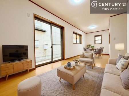 ���r���O �Ƌ��CG�p�[�X�ł��B�傫�ȑ����炽���Ղ�̗z���������閾�邢���r���O�B�J�����̂��郊�r���O�ŉƑ��c���̂��났�̎��Ԃ��߂����܂��I