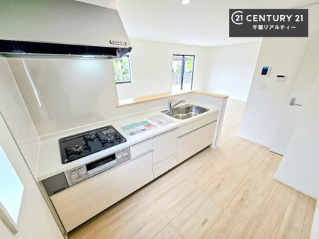 �L�b�`�� ��l�C�̑Ζʎ��V�X�e���L�b�`�����̗p���Ă��܂��I���Ƒ��̃R�~���j�P�[�V���������R�Ƒ�����݌v�ł��B
���q�l�ɂ��ڂ��͂��̂Ŋ������ł��ˁB���[�͂�����܂��I