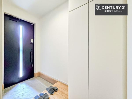 ���� �V���[�Y�{�b�N�X�t���B���ւ��Еt�����|�������₷���ł��I
�X�b�L���������ւŌ˂��J�����u�ԁA�������̂���S�n������Ԃ��o�}���Ă���܂��B