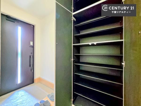 ���� �V���[�Y�{�b�N�X�t���B���ւ��Еt�����|�������₷���ł��I
�X�b�L���������ւŌ˂��J�����u�ԁA�������̂���S�n������Ԃ��o�}���Ă���܂��B