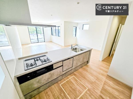 �L�b�`�� ��l�C�̑Ζʎ��V�X�e���L�b�`�����̗p���Ă��܂��I���Ƒ��̃R�~���j�P�[�V���������R�Ƒ�����݌v�ł��B
���q�l�ɂ��ڂ��͂��̂Ŋ������ł��ˁB���[�͂�����܂��I