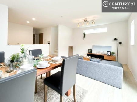 ���r���O �J�����̂���L�XLDK�I�\�t�@�[��_�C�j���O�e�[�u����u���Ă������ɂȂ�Ȃ��̂ŉ��K�ɉ߂����܂��I�R�~���j�P�[�V���������₷�����r���O�ł��B