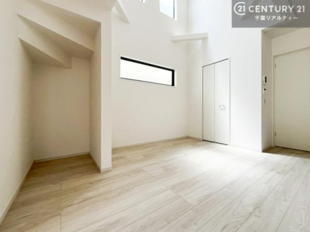 ���r���O �������̊J�������ӂ�郊�r���O�͏c�ɂ����ɂ��L�������������S�n�悢��ԁB���r���O�K�i���̗p���邱�Ƃł��Ƒ��̎��R�ȃR�~���j�P�[�V���������܂���X�̕�炵�ɉ�����������炵�܂��B