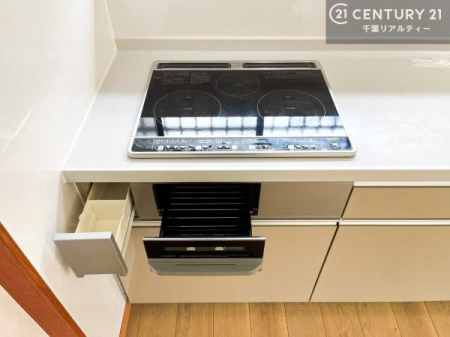 �L�b�`�� H�N�b�L���O�q�[�^�[���̗p�����L�b�`���́A�΂��g��Ȃ����߈��S���Ă��g�����������܂��B�\�ʂ��t���b�g�ł����������₷���A��������T�b�Ɛ@������̂��������|�C���g�B