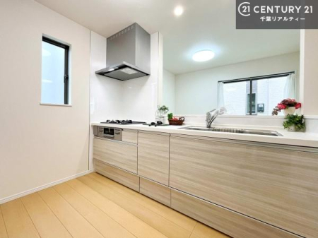 �L�b�`�� ��l�C�̑Ζʎ��V�X�e���L�b�`�����̗p���Ă��܂��I���Ƒ��̃R�~���j�P�[�V���������R�Ƒ�����݌v�ł��B
���q�l�ɂ��ڂ��͂��̂Ŋ������ł��ˁB���[�͂�����܂��I