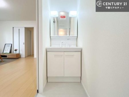 ���ʑ�E���ʏ� �O�ʋ��d�l�̐��ʏ��́A�g�����Ȃ݂����₷������I���͎��[�ɂȂ��Ă��܂��B�h���C���[�₨���ϓ����Еt������̂Ő��ʑ������X�b�L���ƌ����邱�Ƃ��o���܂��I