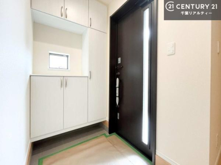 ���� �V���[�Y�{�b�N�X�t���B���ւ��Еt�����|�������₷���ł��I
�X�b�L���������ւŌ˂��J�����u�ԁA�������̂���S�n������Ԃ��o�}���Ă���܂��B