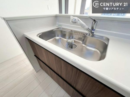 �L�b�`�� �y���d�l�z���C�h�ȃV���N�ł��ˁI�������˂ɂ������������₷���Ǝ����y�X�d�l�̃V�X�e���L�b�`���ł��I
�f�U�C�����Ƌ@�\�������˂��L�b�`���Ő�����������܂��ˁI