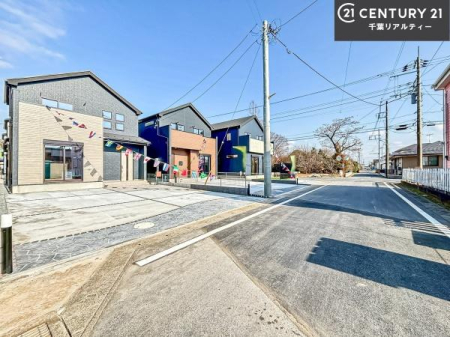 �O�ʓ��H�܂ތ��n�ʐ^ �O�ʓ��H�͍L�X�Ƃ��Ă���A�Ԃ̏o����������N���N�B�J�������ӂ�闧�n�ŁA���S���ĕ�点��Z�܂��ł��B