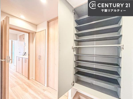 ���� �V���[�Y�{�b�N�X�t���B���ւ��Еt�����|�������₷���ł��I
�X�b�L���������ւŌ˂��J�����u�ԁA�������̂���S�n������Ԃ��o�}���Ă���܂��B