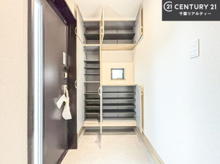 ���� �V���[�Y�{�b�N�X�t���B���ւ��Еt�����|�������₷���ł��I
�X�b�L���������ւŌ˂��J�����u�ԁA�������̂���S�n������Ԃ��o�}���Ă���܂��B