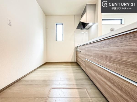 �L�b�`�� ��Ƃ肠�钲���X�y�[�X�ō�Ƃ����₷�����K�ȃL�b�`���ł��I
���q�l�ƈꏏ�ɂ��َq������y���߂�L�X�X�y�[�X�ł��B�y�����������ԂɂȂ肻���ł��ˁI