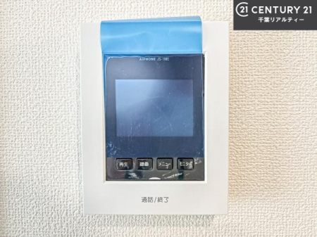 ���̑����� TV���j�^�[�t���C���^�[�z��������A�K��҂��f���Ŋm�F���Ă���Ή��ł��邽�߁A�h�Ɩʂ����S�ł��B���q�l�̂�����Ԏ��ɂ��S�����A���Ƒ��̈��S�E���S�ȕ�炵���T�|�[�g���܂��B