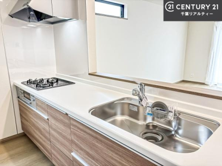 �L�b�`�� ��l�C�̑Ζʎ��V�X�e���L�b�`�����̗p���Ă��܂��I���Ƒ��̃R�~���j�P�[�V���������R�Ƒ�����݌v�ł��B
���q�l�ɂ��ڂ��͂��̂Ŋ������ł��ˁB���[�͂�����܂��I