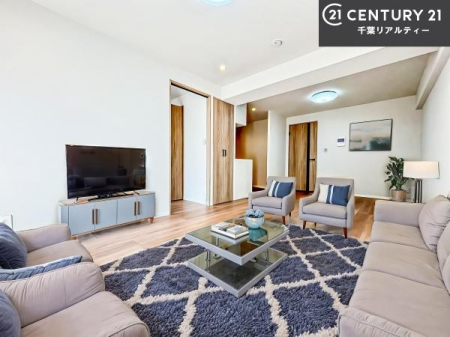 ���r���O �Ƌ��CG�p�[�X�ł��B��؂ȉƑ����W�܂邩�炱��LDK�ɂ͂�����肽���B
�q�����������C�ɏ΂��Ȃ��瑖�����Ă���p�����������u�L���Ƃɂ��ėǂ������v�Ǝv���u�Ԃł��B