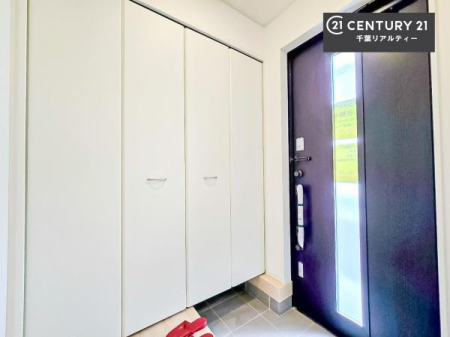 ���� �V���[�Y�{�b�N�X�t���B���ւ��Еt�����|�������₷���ł��I
�X�b�L���������ւŌ˂��J�����u�ԁA�������̂���S�n������Ԃ��o�}���Ă���܂��B