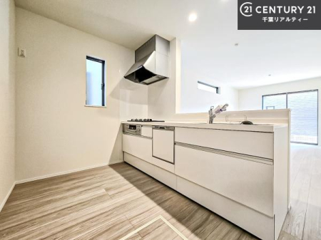 �L�b�`�� ��l�C�̑Ζʎ��V�X�e���L�b�`�����̗p���Ă��܂��I���Ƒ��̃R�~���j�P�[�V���������R�Ƒ�����݌v�ł��B
���q�l�ɂ��ڂ��͂��̂Ŋ������ł��ˁI�L�X�g���ĉ��K�ō�Ƃ��i�݂܂��B