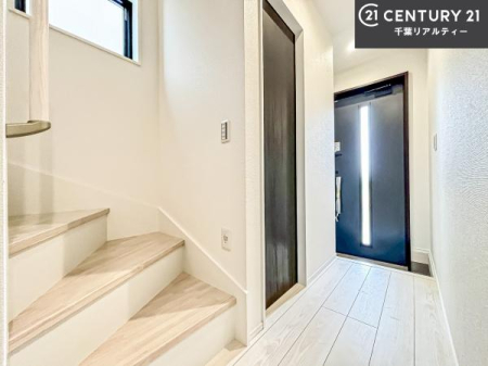 ���� �V���[�Y�{�b�N�X�t���B���ւ��Еt�����|�������₷���ł��I
�X�b�L���������ւŌ˂��J�����u�ԁA�������̂���S�n������Ԃ��o�}���Ă���܂��B