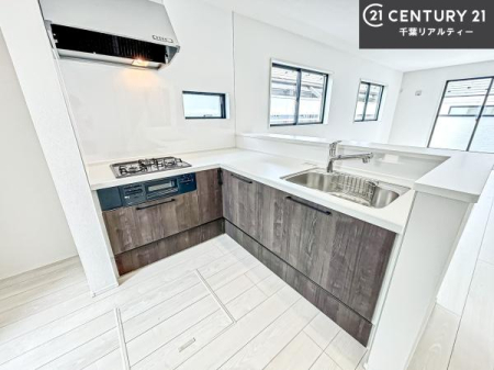 �L�b�`�� ���[�͂̍����V�X�e���L�b�`���ŁA��������H�����������Еt���A�L�X�Ƃ�����Ԃŉ��K�ɗ������y���߂܂��B