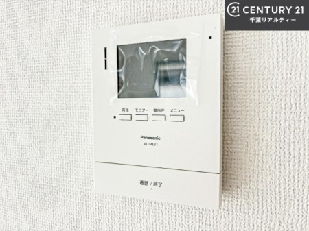 ���̑����� TV���j�^�[�t���C���^�[�z��������A�K��҂��f���Ŋm�F���Ă���Ή��ł��邽�߁A�h�Ɩʂ����S�ł��B���q�l�̂�����Ԏ��ɂ��S�����A���Ƒ��̈��S�E���S�ȕ�炵���T�|�[�g���܂��B