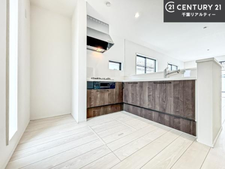 �L�b�`�� ��l�C�̑Ζʎ��V�X�e���L�b�`�����̗p���Ă��܂��I���Ƒ��̃R�~���j�P�[�V���������R�Ƒ�����݌v�ł��B
���q�l�ɂ��ڂ��͂��̂Ŋ������ł��ˁB���[�͂�����܂��I