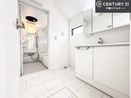 ���ʑ�E���ʏ� �O�ʋ��d�l�̐��ʏ��́A�g�����Ȃ݂����₷������I���͎��[�ɂȂ��Ă��܂��B�h���C���[�₨���ϓ����Еt������̂Ő��ʑ������X�b�L���ƌ����邱�Ƃ��o���܂��I