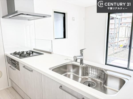 �L�b�`�� ��l�C�̑Ζʎ��V�X�e���L�b�`�����̗p���Ă��܂��I���Ƒ��̃R�~���j�P�[�V���������R�Ƒ�����݌v�ł��B
���q�l�ɂ��ڂ��͂��̂Ŋ������ł��ˁI�L�X�g���ĉ��K�ō�Ƃ��i�݂܂��B