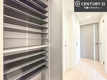 ���� �V���[�Y�{�b�N�X�t���B���ւ��Еt�����|�������₷���ł��I
�X�b�L���������ւŌ˂��J�����u�ԁA�������̂���S�n������Ԃ��o�}���Ă���܂��B