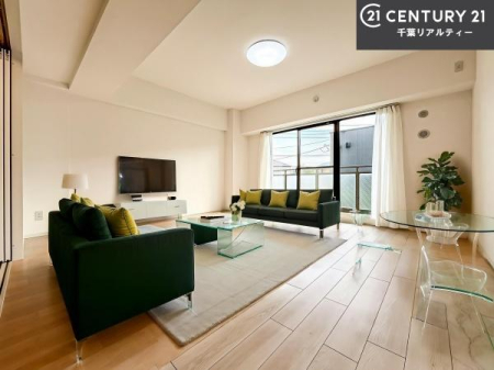 ���r���O �Ƌ��CG�p�[�X�ł��B�傫�ȑ����炽���Ղ�̗z���������閾�邢���r���O�B�J�����̂��郊�r���O�ŉƑ��c���̂��났�̎��Ԃ��߂����܂��I