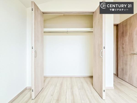 ���[ �L�x�Ȏ��[�X�y�[�X�ŁA�Z��Ԃ�������B
��������}���A��������Ԃ�ۂĂ���[�[���̏Z�܂��ł��B