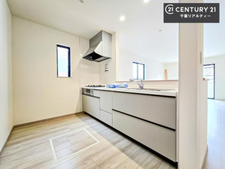 �L�b�`�� ��Ƃ肠�钲���X�y�[�X�ō�Ƃ����₷�����K�ȃL�b�`���ł��I
���q�l�ƈꏏ�ɂ��َq������y���߂�L�X�X�y�[�X�ł��B�y�����������ԂɂȂ肻���ł��ˁI