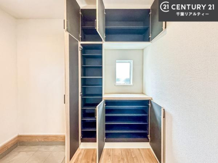 ���� �V���[�Y�{�b�N�X�t���B���ւ��Еt�����|�������₷���ł��I
�X�b�L���������ւŌ˂��J�����u�ԁA�������̂���S�n������Ԃ��o�}���Ă���܂��B